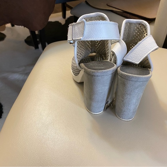 Women’s shoes - Picture 3 of 3